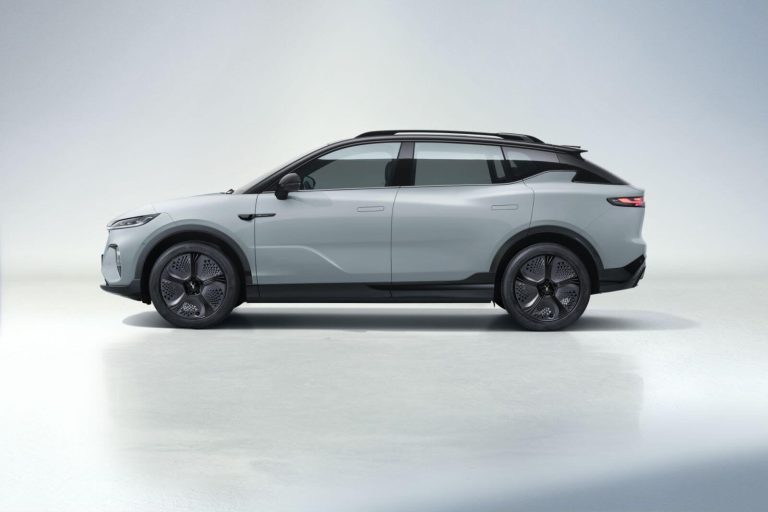 Voyah Courage iš šono