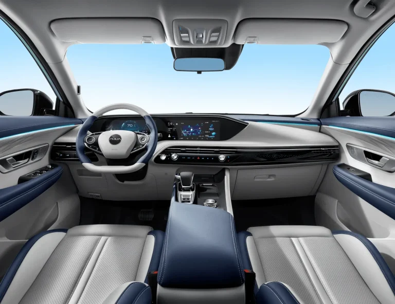 Huge šviesus salonas